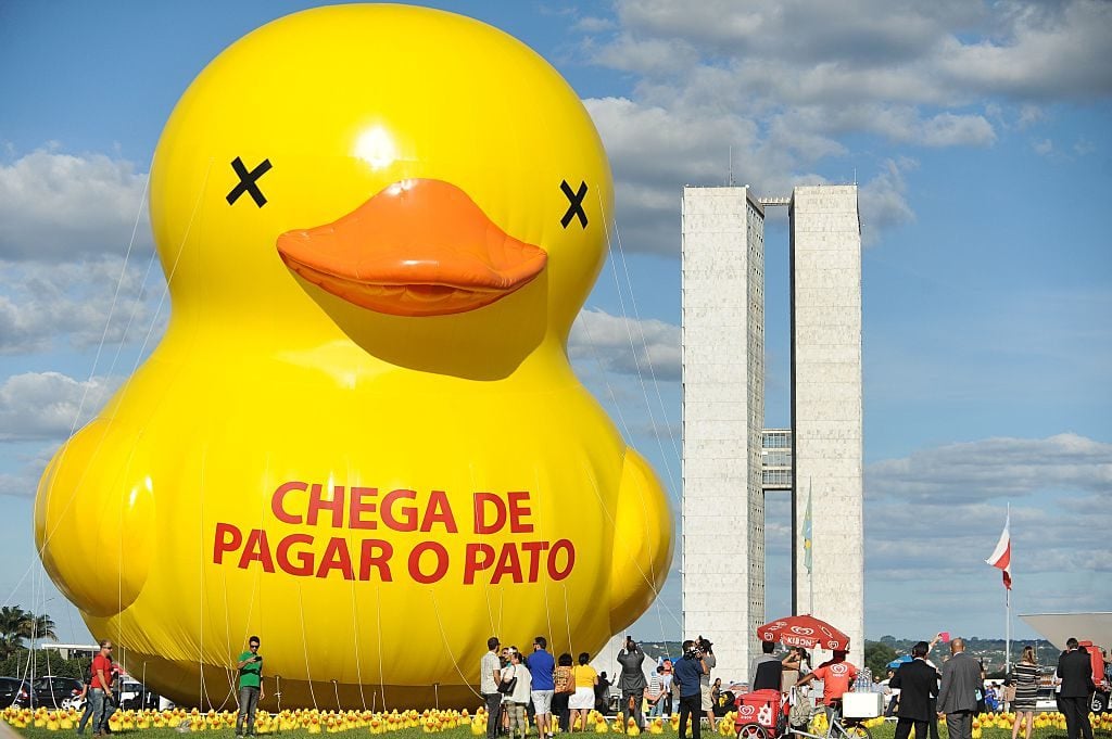 Giant rubber ducks of the Federation of Industries of the State of Sao Paulo (FIESP).Photo: Courtesy of Getty Images.