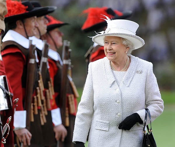 Queen Elizabeth II reviews the company of Pikeman and Musketeers of the honorable artillery company at Armour House London. <br>Photo: Mark Stewart. 