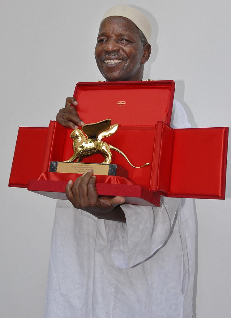 Malick Sidibé poses with his lifetime achievement award Golden Lion (Leone d'oro) during the 52nd Venice Biennale, Italy. Photo: Sebastiano Casellati/AFP/Getty Images.