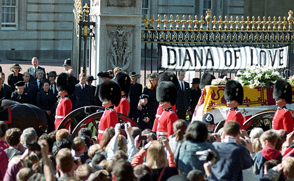 The Queen bows her head as she joins other members of the royal family including Princess Margaret, Prince Edward, Viscount Linley, and the Duke and Duchess of York to watch the coffin of Diana, Princess of Wales pass Buckingham Palace on its way to her funeral at Westminster Abbey, September 6, 1997. <br>Photo: Mark Stewart.