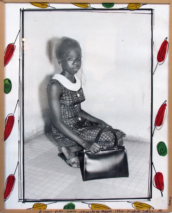 Malick Sidibé, <i>Jeune Fille avec</i>, 1970/2004.<br>Photo: courtesy Jack Shainman Gallery, New York.
