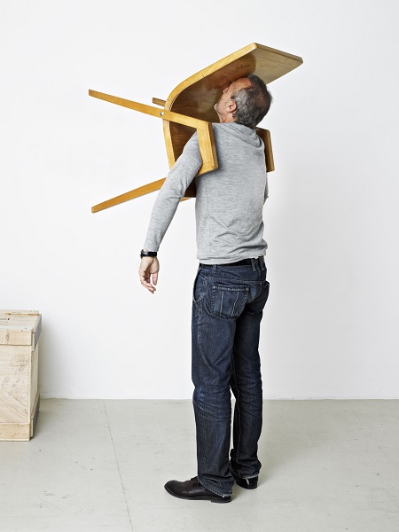 <i>The Idiot III (One Minute Sculpture)</i>, 2010, Photo: © Erwin Wurm, VG BILD-KUNST Bonn, 2016 , courtesy: Galerie Thaddaeus Ropac, Salzburg, Paris, Foto: Studio Erwin Wurm
