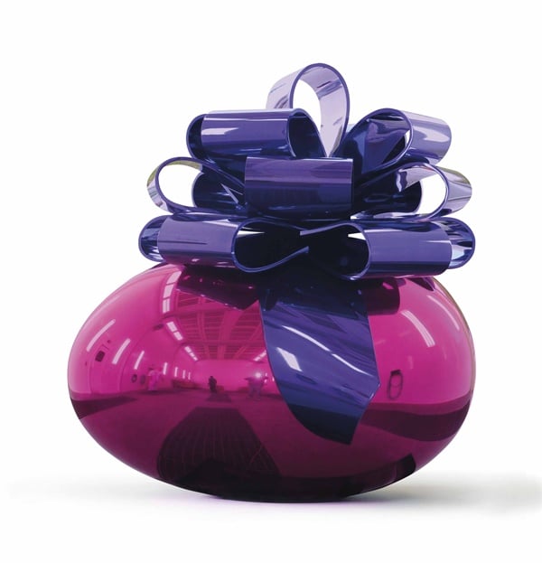 Jeff Koons, Smooth Egg with Bow (Magenta/Violet) (Executed in 1994–2009). Image: Courtesy of Christie's Images Ltd.