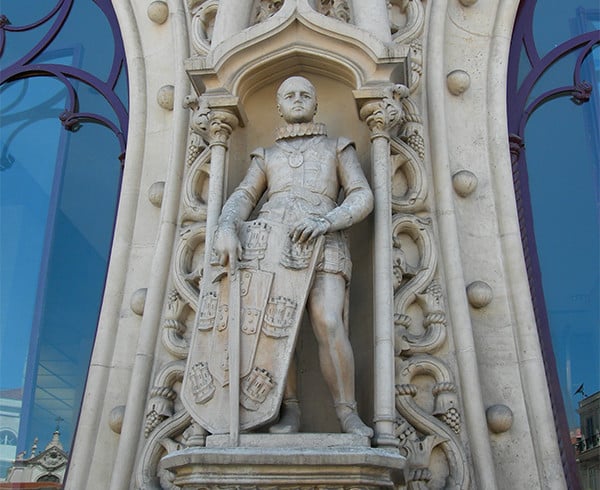 The statue of Dom Sebastiao before it was destroyed. Courtesy of Peter Burka, via Flickr Creative Commons.