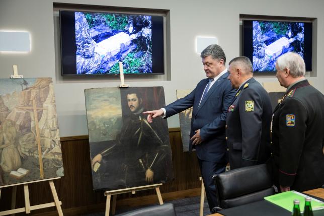 Ukrainian President Petro Poroshenko examines the now-recovered paintings stolen by armed robbers from the Castelvecchio museum in Verona. Courtesy Mikhail Palinchak/Ukrainian Presidential Press Service.