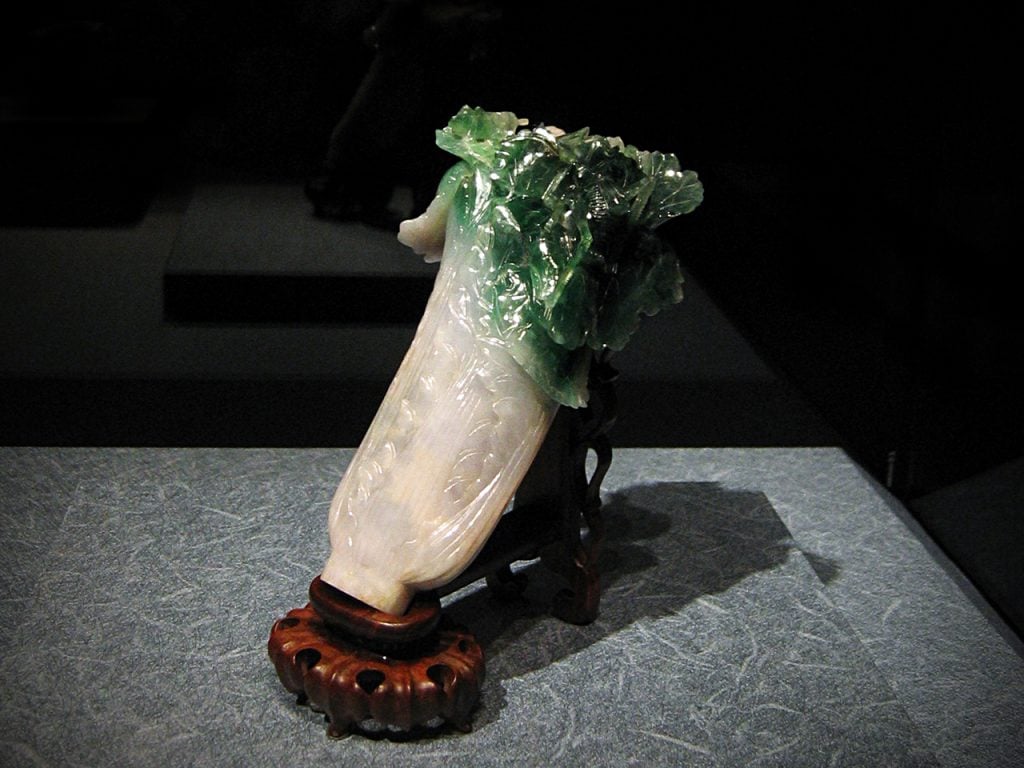 The Jadeite Cabbage (19th century). Collection of the National Palace Museum, Taipei. Photo by Peellden, public domain, <a href="https://en.wikipedia.org/wiki/en:GNU_Free_Documentation_License" target="_blank" rel="noopener">GNU Free Documentation License</a>, Creative Commons <a href="https://creativecommons.org/licenses/by-sa/3.0/deed.en" target="_blank" rel="noopener">Attribution-Share Alike 3.0 Unported</a>, <a href="https://creativecommons.org/licenses/by-sa/2.5/deed.en" target="_blank" rel="noopener">2.5 Generic</a>,<a href="https://creativecommons.org/licenses/by-sa/2.0/deed.en" target="_blank" rel="noopener"> 2.0 Generic</a> and <a href="https://creativecommons.org/licenses/by-sa/1.0/deed.en" target="_blank" rel="noopener">1.0 Generic</a> license.
