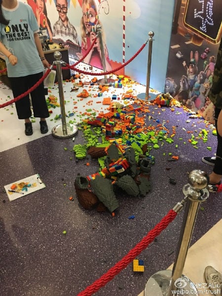 The remnants of a LEGO sculpture of Nick, the cartoon fox from the film Zootopia. Photo WEIBO/Trush