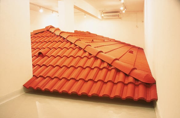 Gal Weistein, Attached to the Ground (1999), an earlier version of the work Roof (2002) for the Sao Paulo Biennial. Courtesy of the artist
