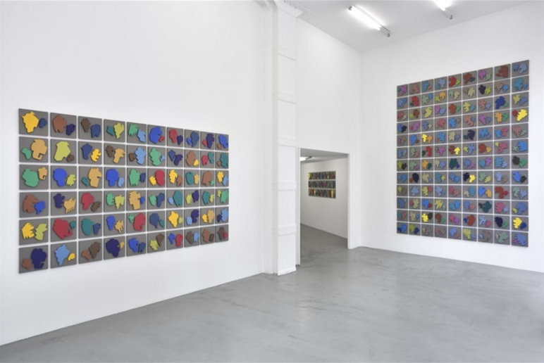 Allan McCollum, installation view. Courtesy of Galerie Mitterrand.