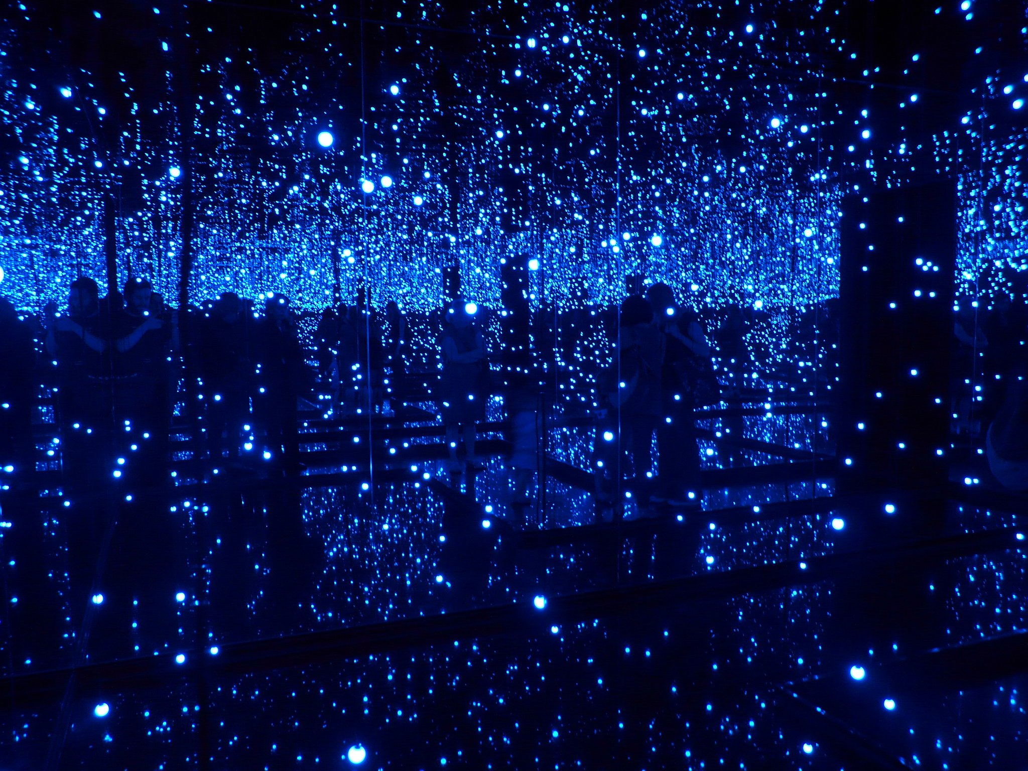 Yayoi Kusama, <em>Infinity Mirrored Room- Filled With the Brilliance of Life</em>. Courtesy of Flickr Creative Commons.