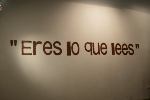 Guillermo Vargas, "Eres Lo Que Lees" ("You Are What You Read") (2007). Courtesy of Photobucket.