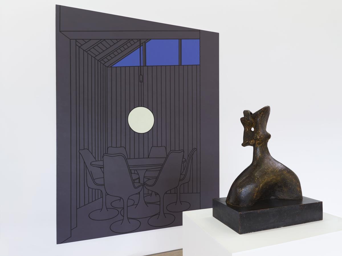 Patrick Caulfield, Dining Recess, 1972 (left). Henry Moore, Head of a King, 1952-1953 (right). Photo by Anna Arca courtesy of Longside Gallery, Yorkshire Sculpture Park. 