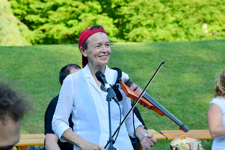 Laurie Anderson performs at the LongHouse Reserve's presentation of Laurie Anderson's Concert for Dogs. © Patrick McMullan.