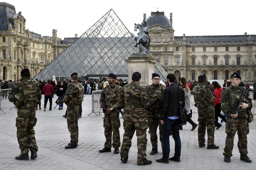 French soldiers outside of the Louvre. Courtesy Getty Images.