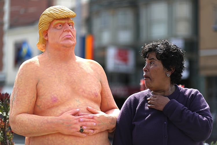 A passerby looks at a statue depicting republican presidential nominee Donald Trump in the nude on August 18, 2016 in San Francisco, United States. Anarchist collective INDECLINE has created five statues depicting Donald Trump in the nude and placed them in five U.S. cities on Thursday morning. The statues are in San Francisco, New York, Los Angeles, Cleveland and Seattle. (Photo by Justin Sullivan/Getty Images)