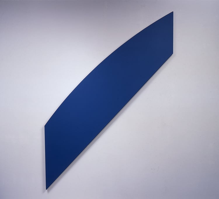 Ellsworth Kelly, <em>Diagonal with Curve XII, Blue #611</em> (1980). Courtesy of the Hyde Collection, Glens Falls, New York, the Feibes &amp; Schmitt Collection. © Ellsworth Kelly. Photography by Michael Fredericks.