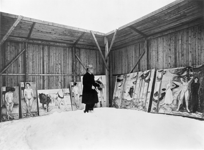 Edvard Munch posing with paintings outdoors at Ekely (near Oslo). Courtesy of University of Antwerp