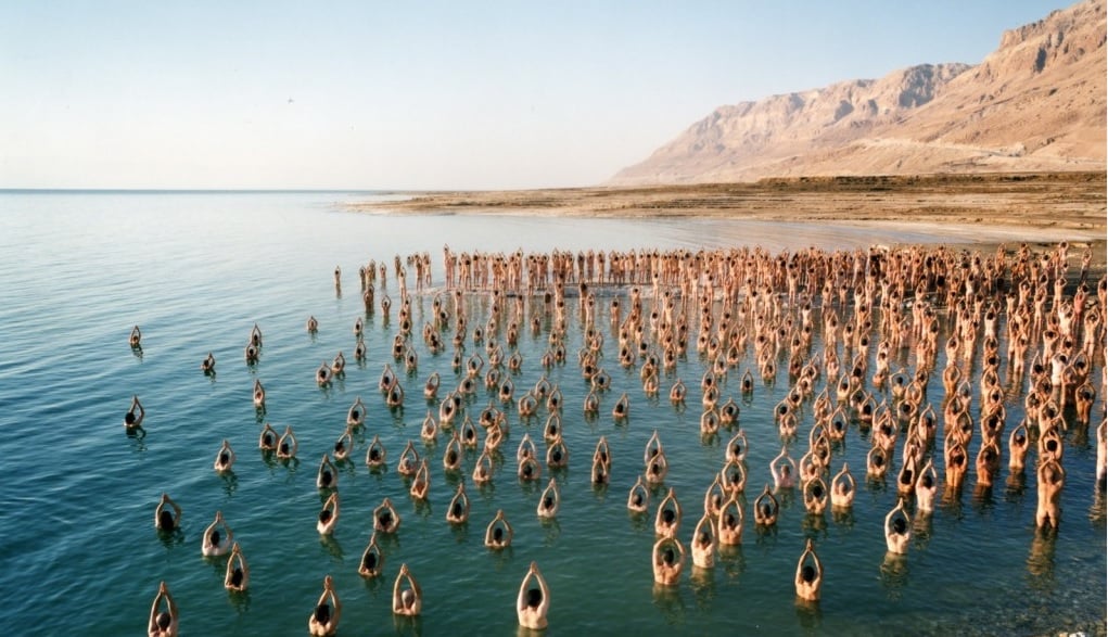 Photographer Spencer Tunick renews Dead Sea awareness 