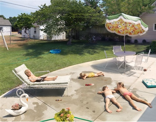 Julie Blackmon, Laying Out (2015). Courtesy of Fahey/Klein Gallery.
