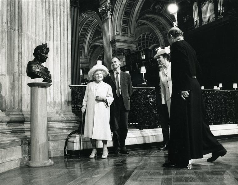 The unveiling of Martin Jennings's <em>HM Queen Elizabeth the Queen Mother</em> at St. Paul's Cathedral, London. Courtesy of Norman McBeath/Martin Jennings. 