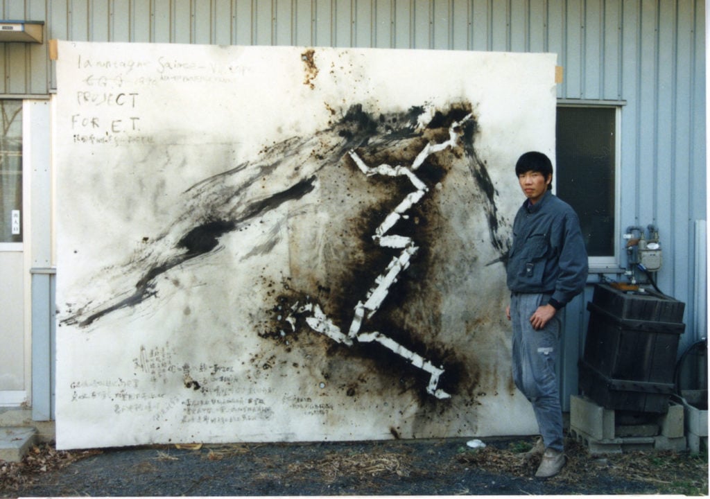Cai Guo-Qiang with <em>Ascending Dragon Project for Extraterrestrials No. 2</em> Japan, 1989. Courtesy of Cai Studio, © Cai Guo-Qiang.