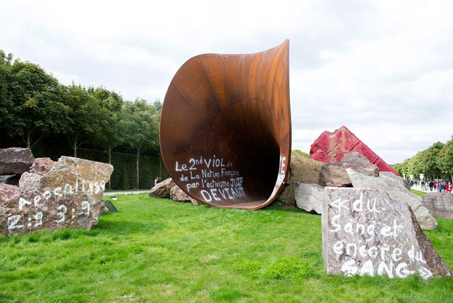 Anish Kapoor's Dirty Corner after it was vandalized. Courtesy of Anish Kapoor.