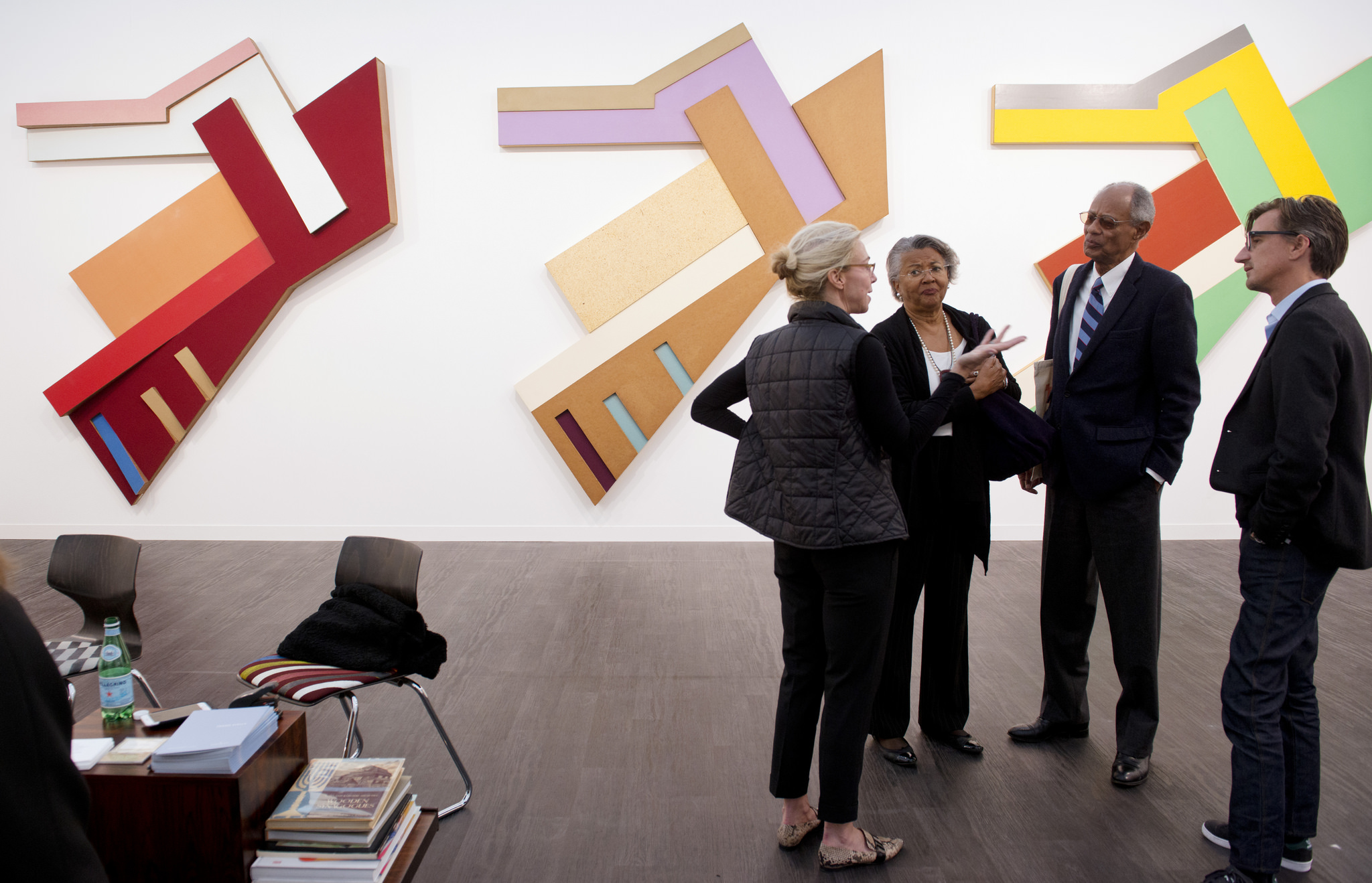 VIPs peruse the booths at Frieze London 2015. Photograph by Linda Nylind. Courtesy of Linda Nylind/Frieze.