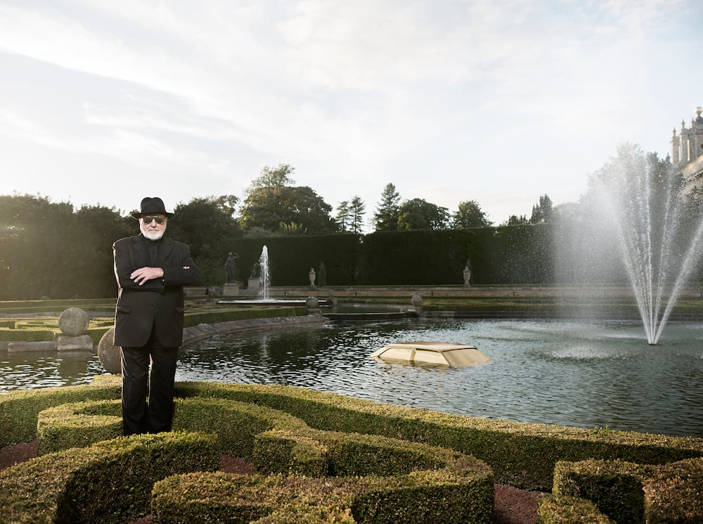 Portrait of Michelangelo Pistoletto at Blenheim Palace with new commission Miraggio / Mirage (2016). Photo: Tom Lindboe, courtesy of Blenheim Art Foundation.