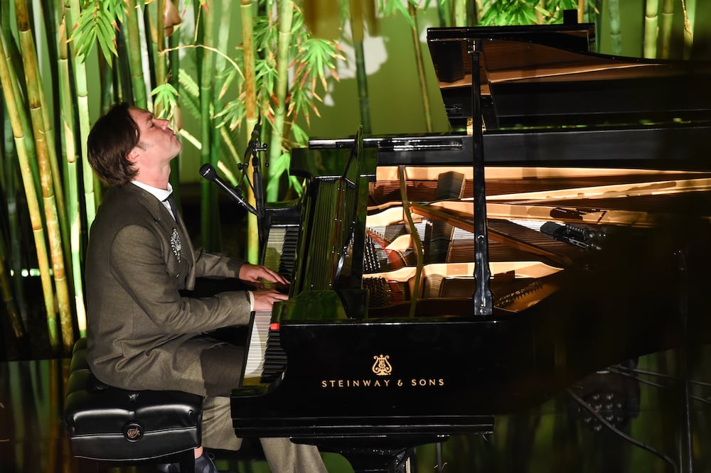 Rufus Wainwright performing at the Hammer Museum Gala in the Garden. Courtesy of BFA.