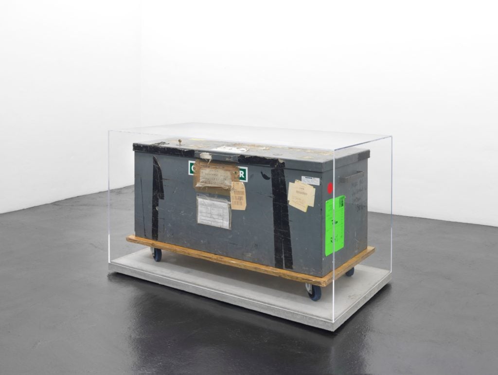 Mike Nelson, <i>tools that see (the possessions of a thief)</i> (1986-2005). ©Mike Nelson, photo jens Ziehe, Berlin Courtesy the artist and neugerriemschneider, Berlin
