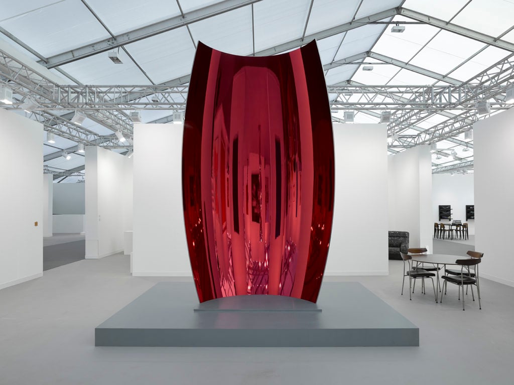 Anish Kapoor, Stave (Red) (2015) at the Lisson both at Frieze London 2016. Photo Jack Hems, copyright Anish Kapoor; Courtesy Lisson Gallery.