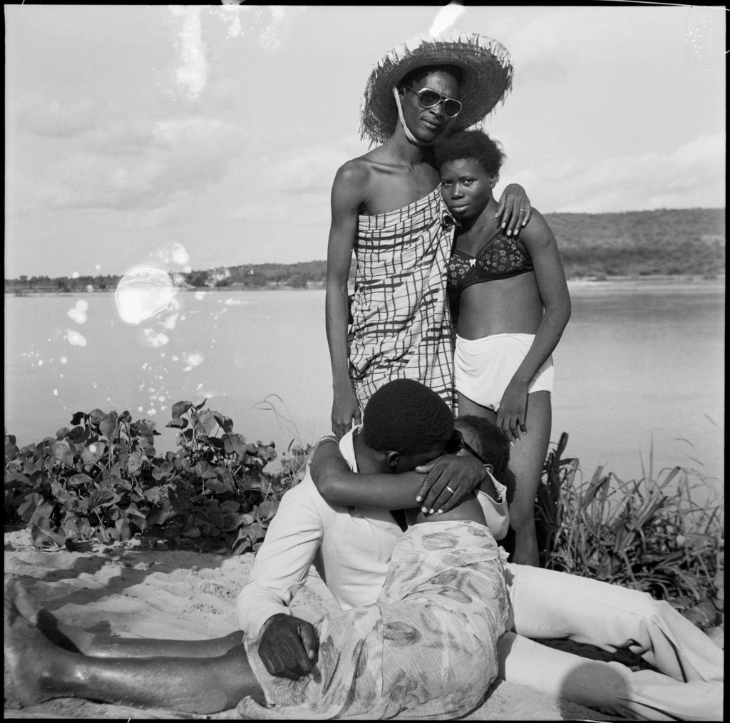 Malick Sidibé Les Retrouvailles au bord du fleuve Niger, 1974 Phto: © Malick Sidibé, courtesy Galerie MAGNIN-A, Paris
