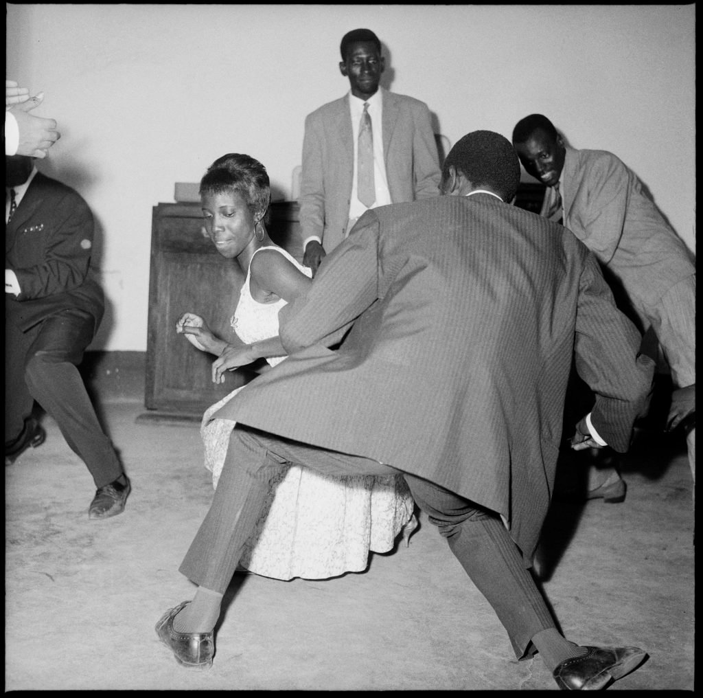 Malick Sidibé Dansez le Twist, (1965). Photo: © Malick Sidibé Courtesy Galerie MAGNIN-A, Paris.