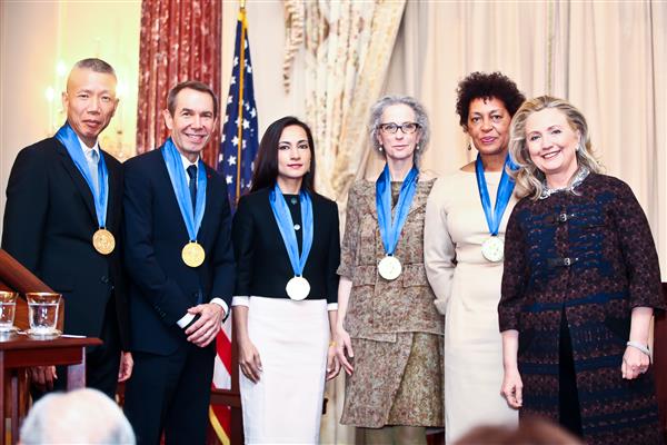 Medal of arts winners Cai Guo-Qiang, Jeff Koons, Shahzia Sikander, Kiki Smith and Carrie Mae Weems with Secretary Clinton. Photo: Courtesy Tony Powell and US Department of State.
