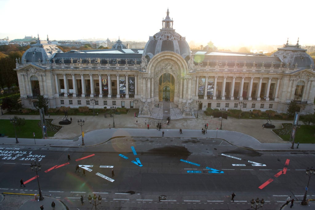 FIAC 2016, view of the Avenue Winston Churchill, sectioned off to connect the Grand and the Petit Palais. ©Marc Domage