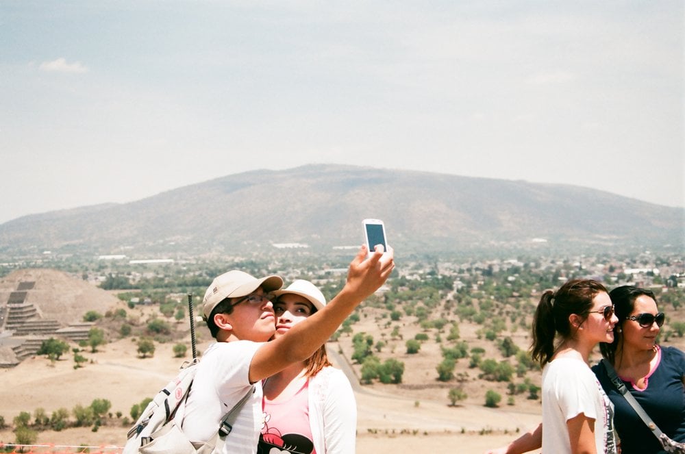Andrew Gori & Ambre Kelly, <em>Couple – Teotihuacan, Mexico, 2014</em>. Courtesy of Equity Gallery © Andrew Gori & Ambre Kelly.