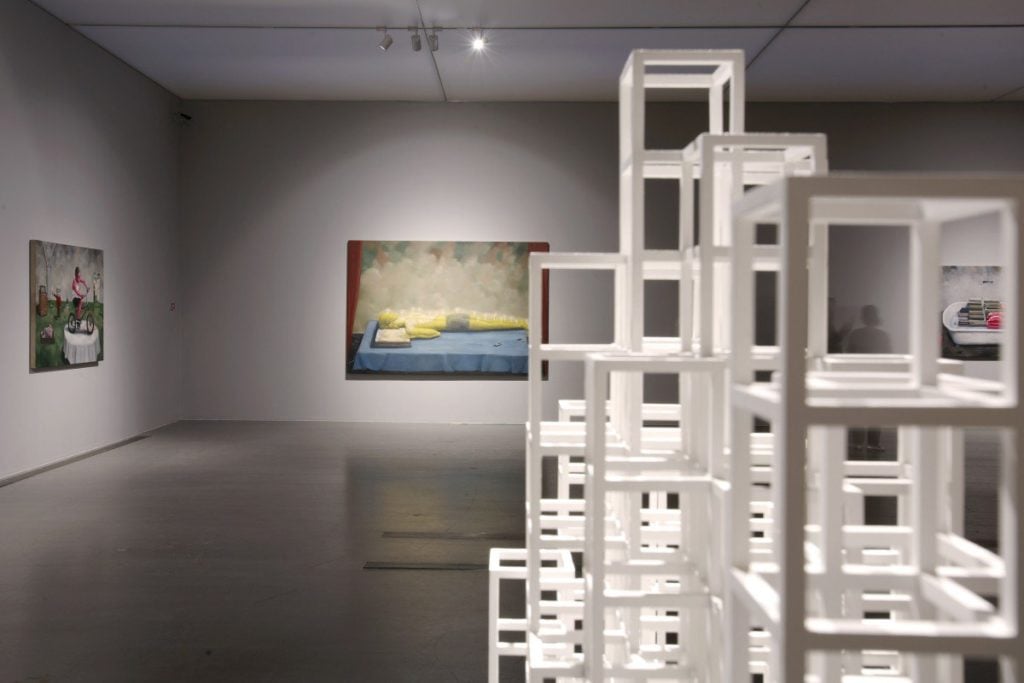 Installation view of “Sol LeWitt and Zhang Xiaogang.” Courtesy of Darbu Photography Studio.
