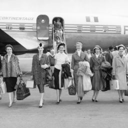 Christian Dior models arriving in Australia for the presentation of the autumn−winter 1957 haute couture collection, Christian Dior’s last collection, at Myer Mural Hallin Australia, November 1957. Courtesy of the National Gallery of Victoria.