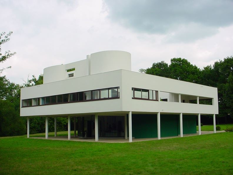 View of the west and south facades of Villa Savoye, designed by Le Corbusier and Pierre Jeanneret, and built between 1928 and 1931. Courtesy Creative commons, Photo Valueyou