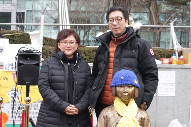 Kim Woon-sung and Kim Seo-kyung with their original <em>Statue for Peace</em> monument. Courtesy of the artists.