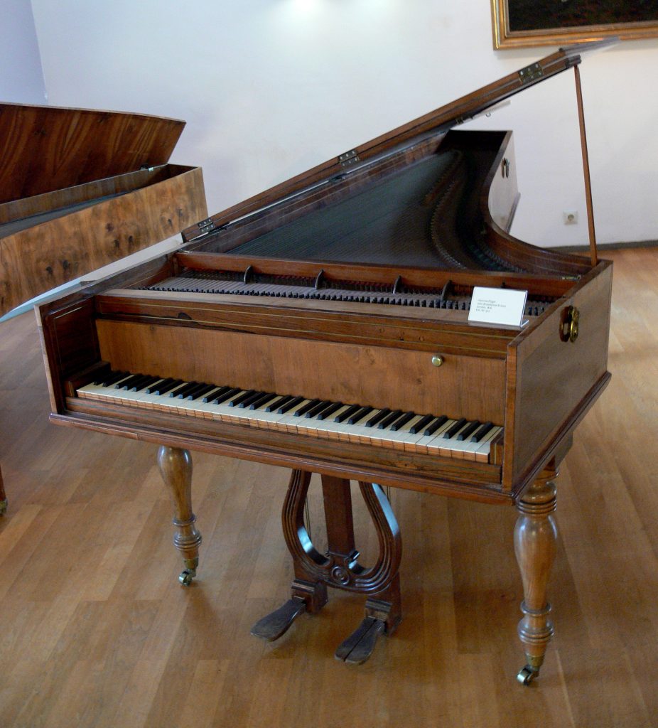 A Broadwood and Sons Hammerflügel Piano at the Musikinstrumentenmuseum Berlin. Photo by Museumsinsulaner, public domain.