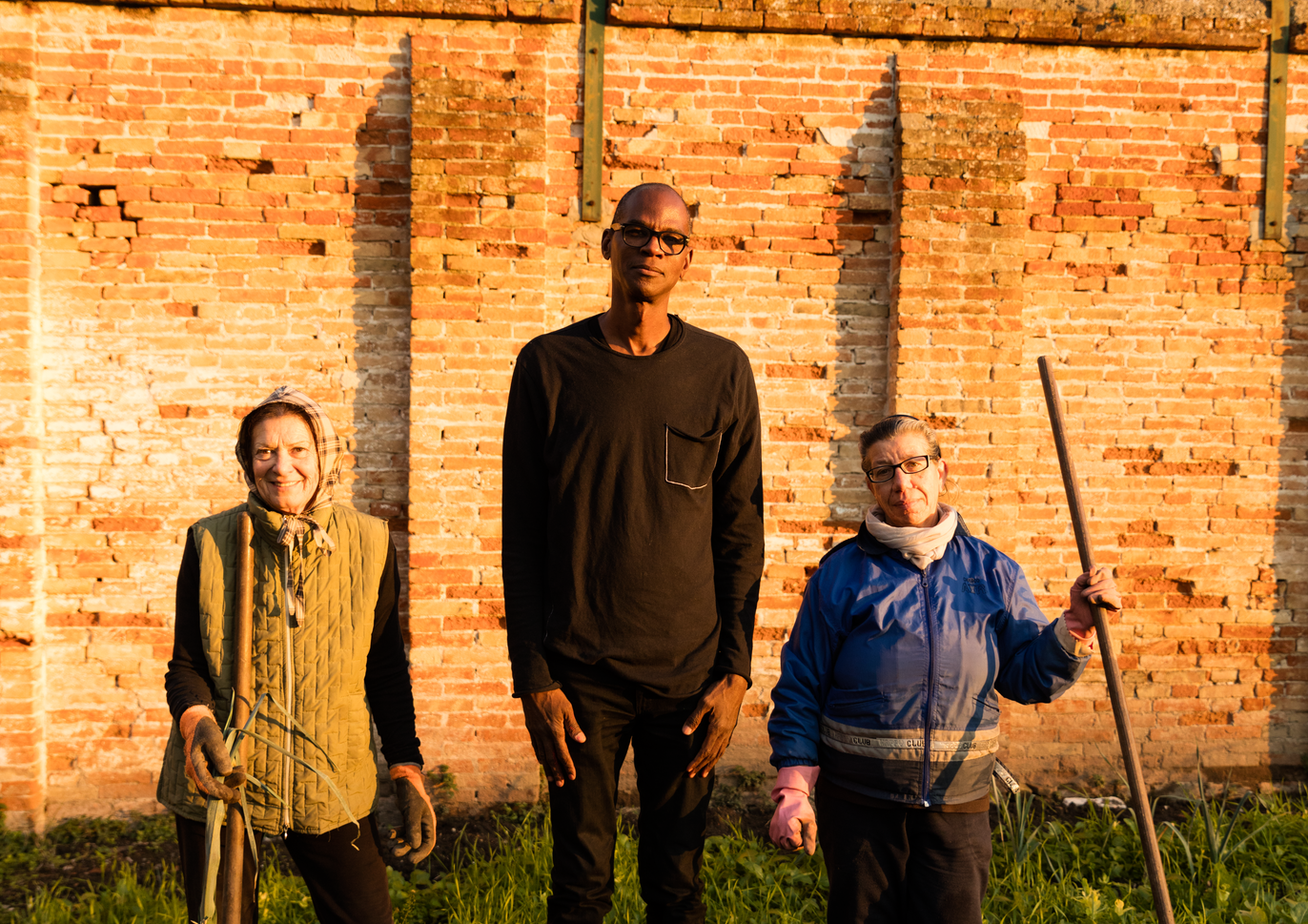 Rio Terà dei Pensieri Social Cooperative participants and artist Mark Bradford in Rio Terà dei Pensieri Social Cooperative’s produce garden inside the women’s prison. Casa Reclusione per Donne Giudecca, Venice, Italy, November 2016. Photo Agata Gravante.