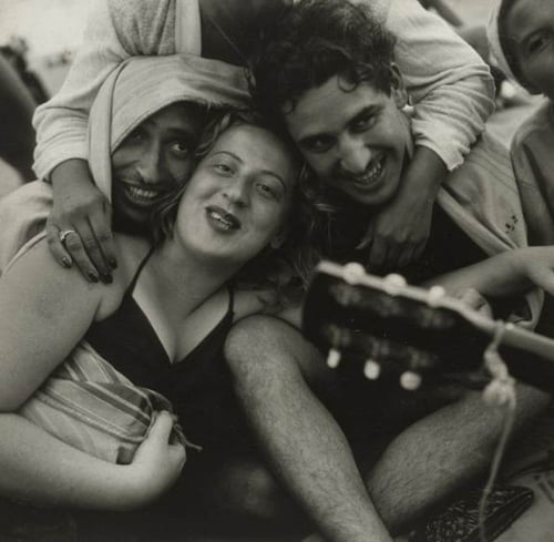 Sid Grossman, Coney Island (couple embracing), 1947. Courtesy of Howard Greenberg Gallery.
