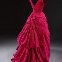 Evening dress, silk taffeta, Cristóbal Balenciaga, Paris, (1955). Photo © Victoria and Albert Museum, London