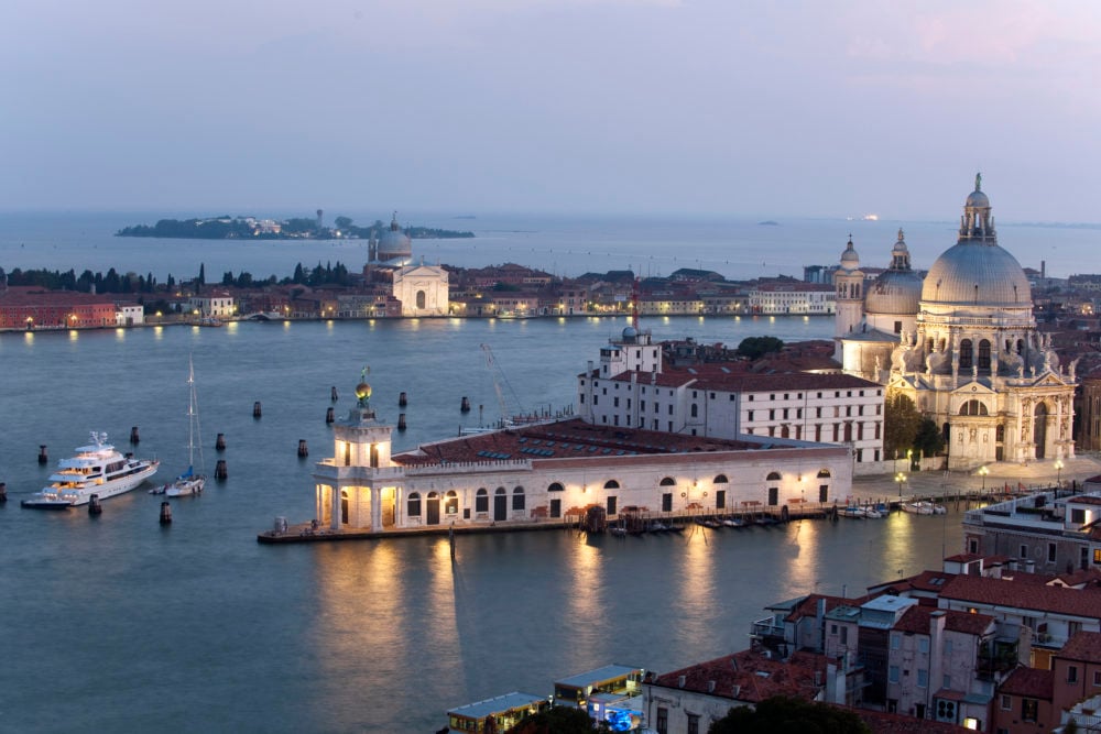 With its triangular shape, Punta della Dogana splits the Grand Canal from the Giudecca Canal. The former monumental port houses a permanent exhibition of works from François Pinault Collection. Architecture by Tadao Ando. © Thomas Mayer