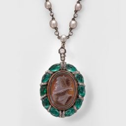 Mrs. Philip Newman and Georges Bissinger, Necklace With a Cameo of Elizabeth I (circa 1890), gold, silver, diamond, emerald, pearl, agate, and glass. Museum purchase with funds donated by Susan B. Kaplan. Courtesy of the Museum of Fine Arts Boston.