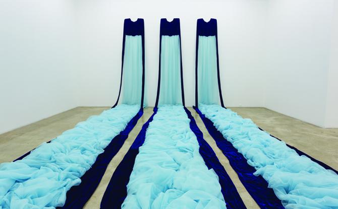 Beverly Semmes, <em>Blue Gowns</em> (1993). Courtesy of Rubell Family Collection, Miami.