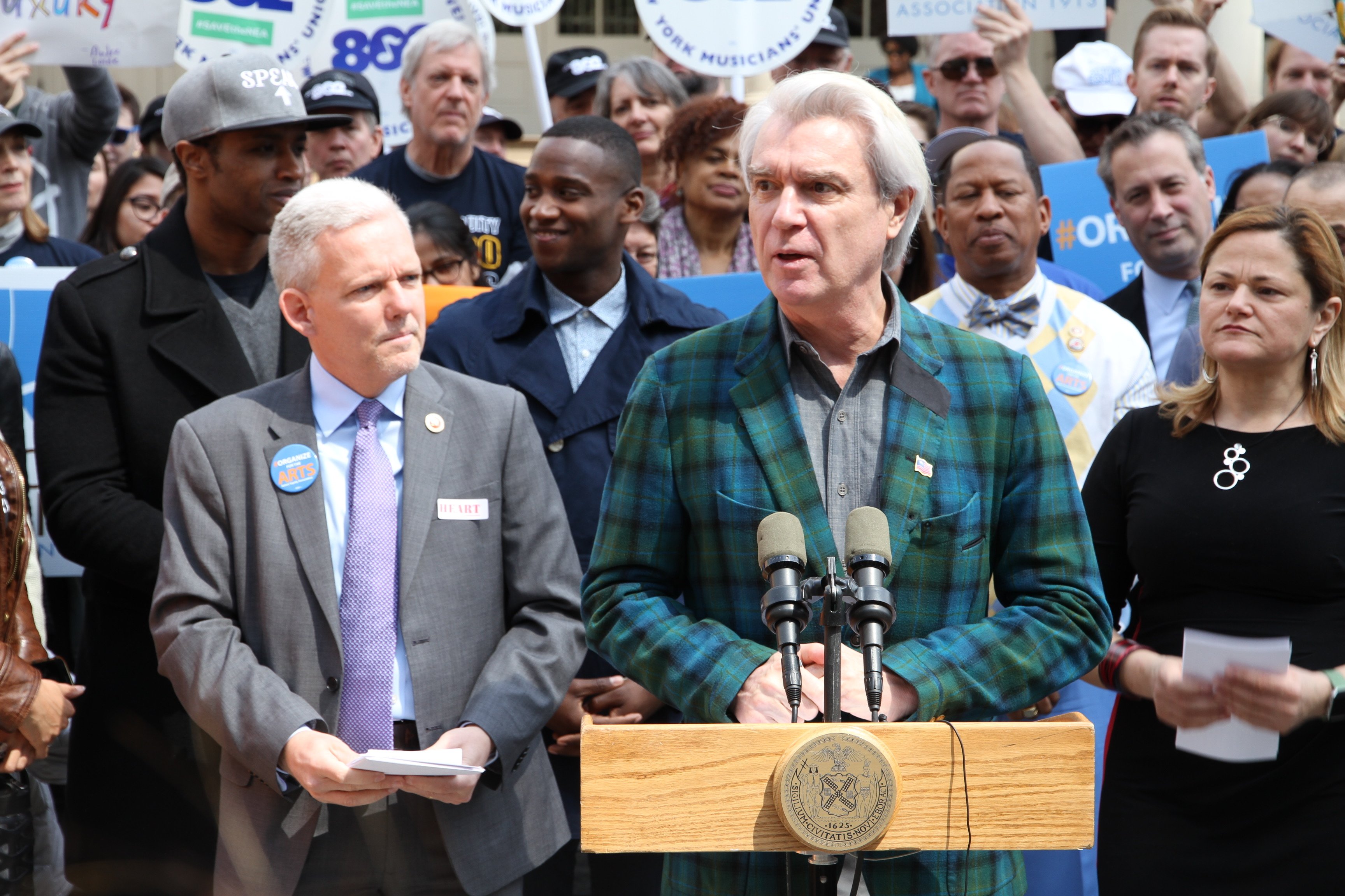 David Byrne addresses demonstrators on the steps of City Hall. Photo: Henri Neuendorf.