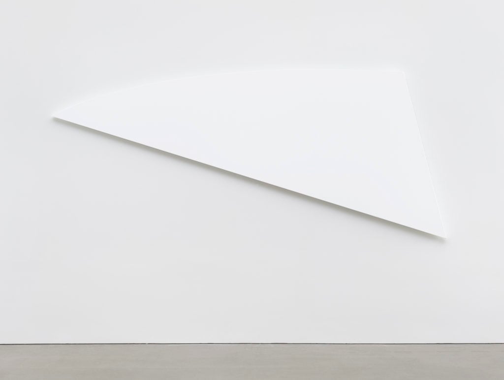 Ellsworth Kelly, White Diagonal Curve, 2015, oil on canvas 51 1/2 x 120″.