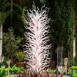 Dale Chihuly, White Tower with Fiori(2017). Courtesy the New York Botanical Garden.